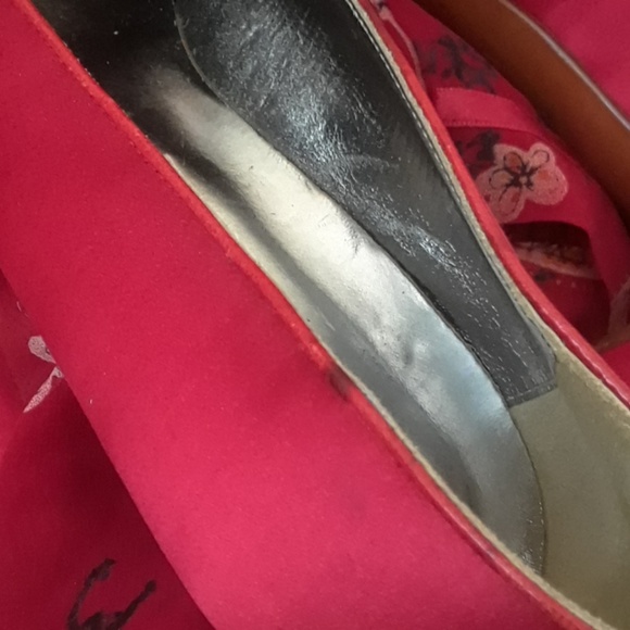 GUCCI..VINTAGE "RED SILK PUMPS" - Picture 7 of 8